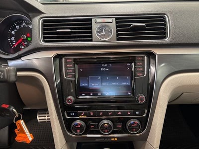 2017 Volkswagen Passat 1.8T R-Line R-LINE