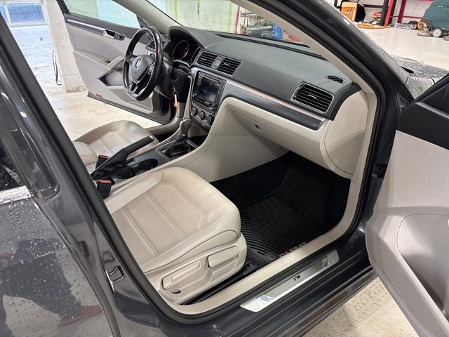 2017 Volkswagen Passat 1.8T R-Line R-LINE