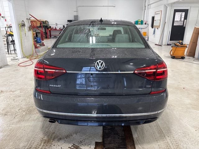 2017 Volkswagen Passat 1.8T R-Line R-LINE
