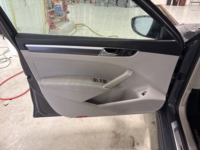 2017 Volkswagen Passat 1.8T R-Line R-LINE