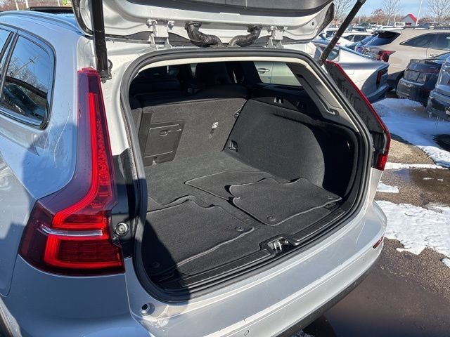 2025 Volvo V60 Cross Country B5 Plus