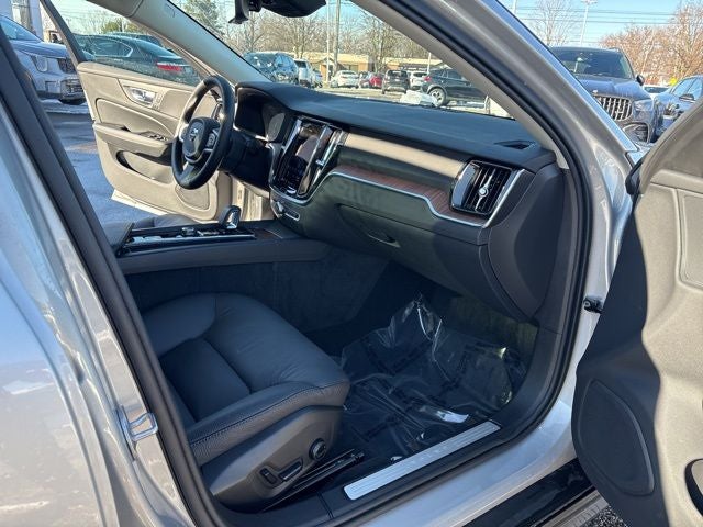 2025 Volvo V60 Cross Country B5 Plus