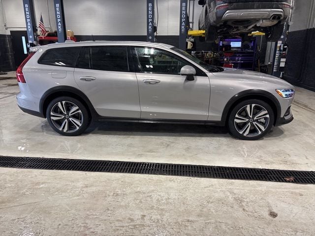 2025 Volvo V60 Cross Country B5 Plus