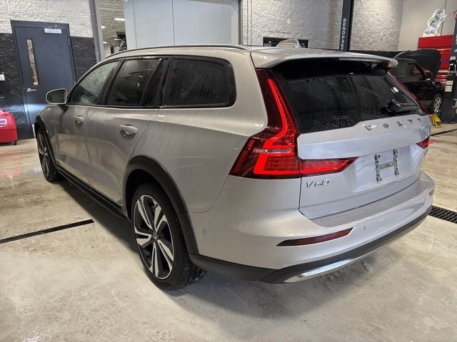 2025 Volvo V60 Cross Country B5 Plus